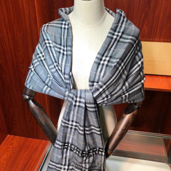 BURBERRY scarf - Picture 1 of 8